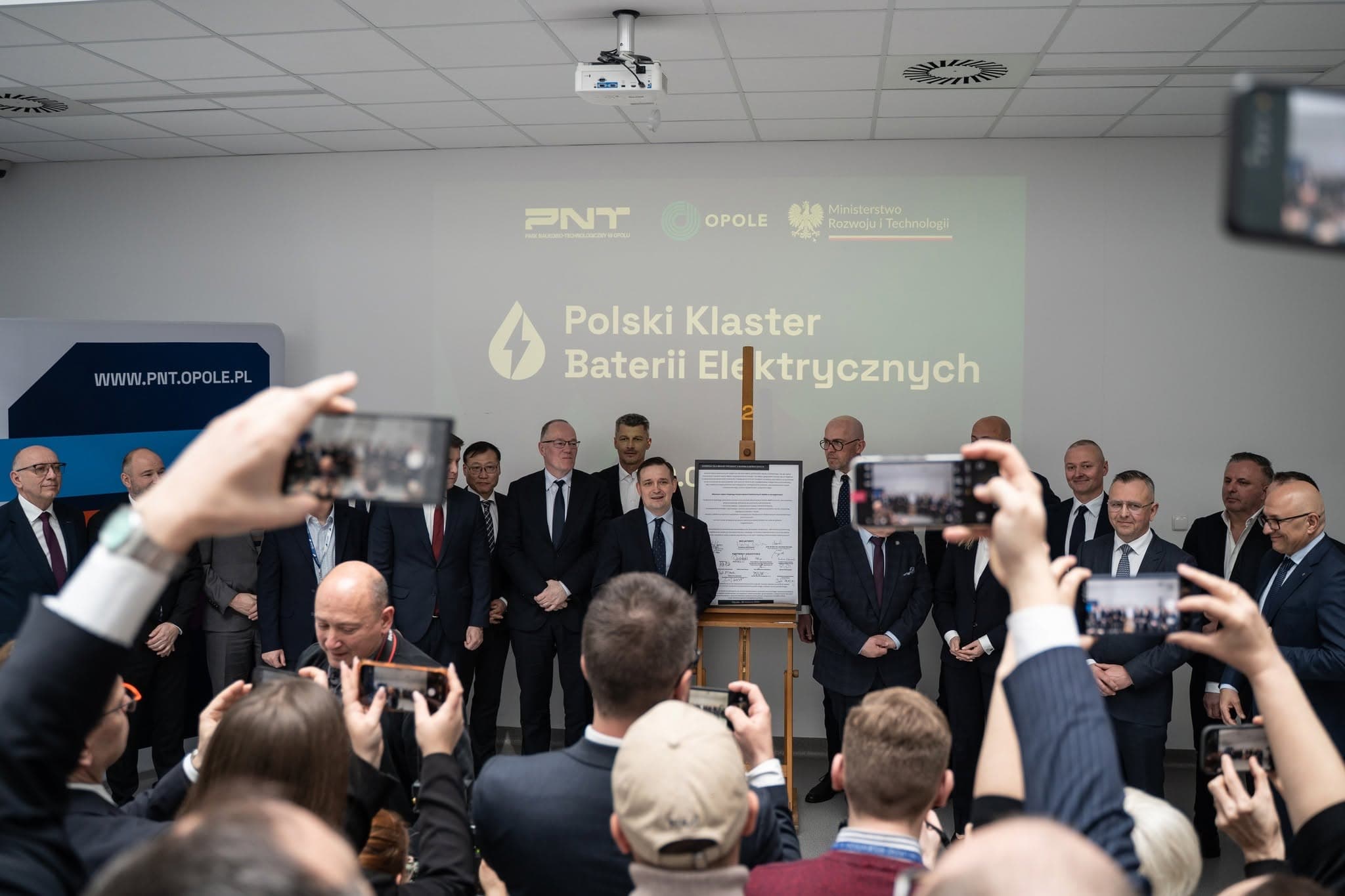 Wspólne zdjęcie uczestników przy Deklaracji Opolskiej